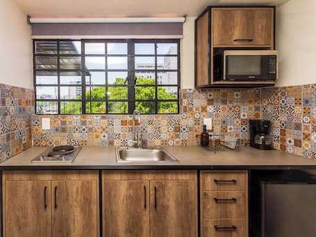 Refrigerador, microondas, lavavajillas, utensilios de cocina