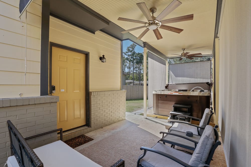 Stylish Cozy Tiny Home + Private Hot tub Covered Patio\n\n10 min from downtown ATL
