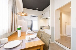 Desk, free WiFi, bed sheets - Hotel LEGALIE Osaka Shinsaibashi East (Osaka)