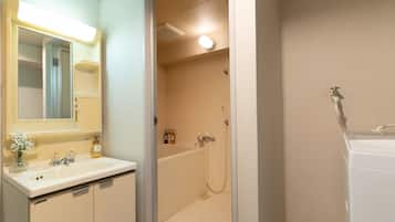 Combined shower/bathtub, free toiletries, hair dryer, slippers