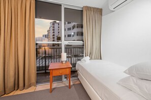 3 bedrooms, desk, iron/ironing board, bed sheets