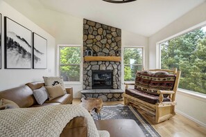 TV, fireplace