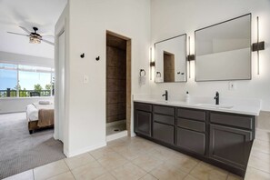 4 habitaciones, tabla de planchar con plancha, cuna de viaje y wifi 