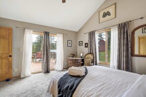 6 bedrooms, iron/ironing board, travel crib, WiFi - Fallsview Cabin: Vintage Charm Retreat (Green Mountain Falls)