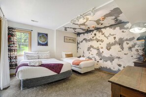 6 bedrooms, iron/ironing board, travel crib, WiFi - Fallsview Cabin! Rustic Forest Escape w/ Rock Wall (Green Mountain Falls)