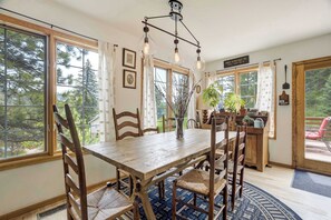 Dining - Fallsview Cabin: Vintage Charm Retreat (Green Mountain Falls)