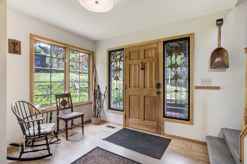 Fallsview Cabin: Vintage Charm Retreat