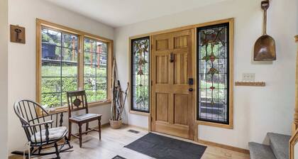 Fallsview Cabin: Vintage Charm Retreat