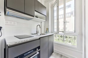 Kühlschrank, Mikrowelle, Ofen, Herdplatte