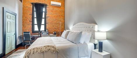 Tabla de planchar con plancha, internet y ropa de cama