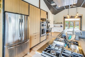 Réfrigérateur, micro-ondes, plaque de cuisson, lave-vaisselle