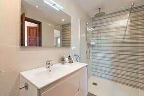 Dusche, Bidet, Handtücher