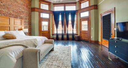 Studio w/ Private Balcony in Downtown Marshall!