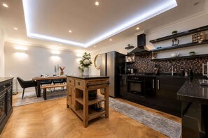 Réfrigérateur, four à micro-ondes, un four, surface de cuisson