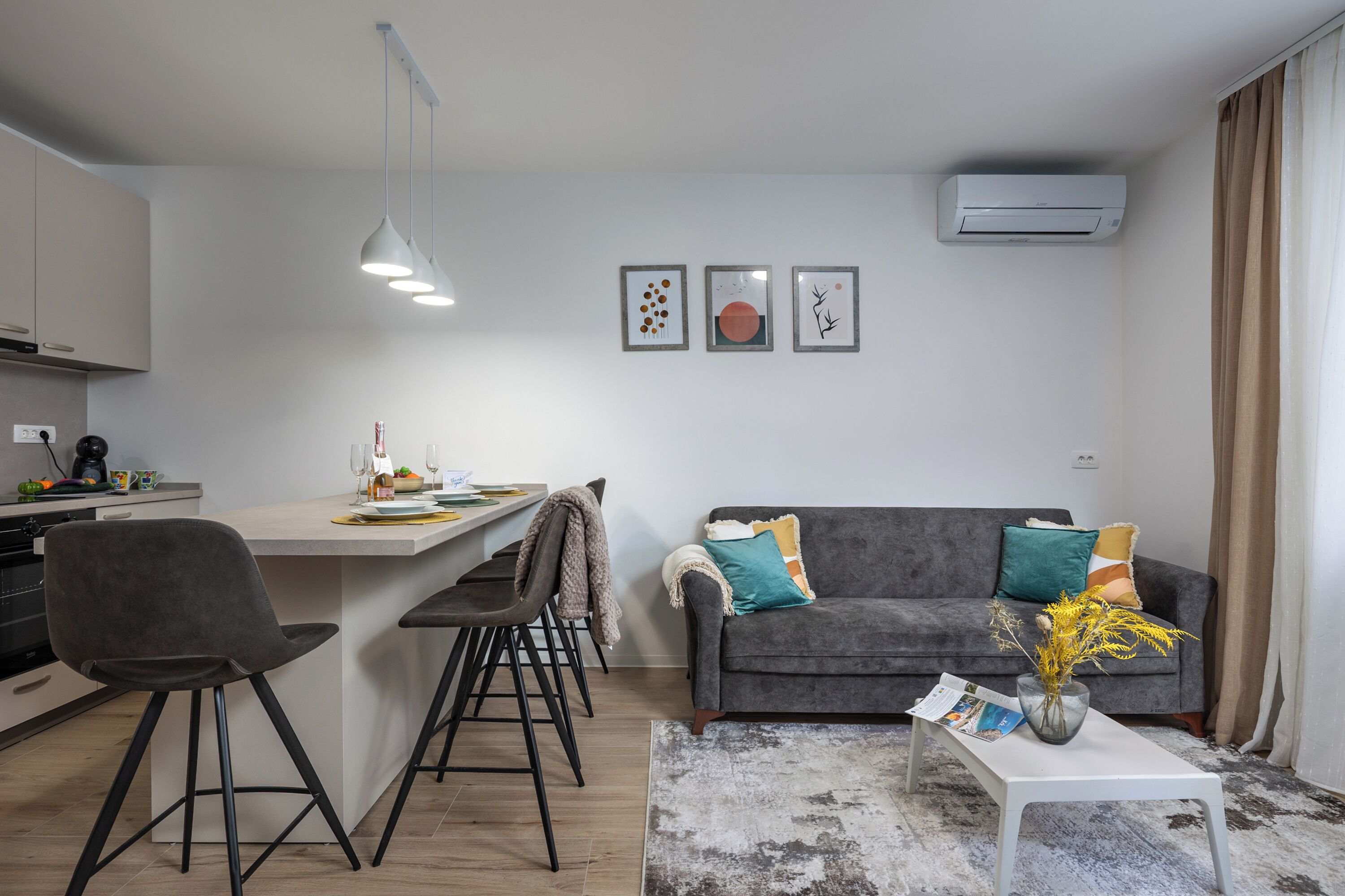 Apartemen Keluarga, beberapa kamar (City Apartment Nurli near beach) | Area keluarga | Smart TV 21-inci dengan saluran TV kabel