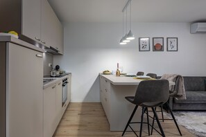 Familielejlighed - flere soveværelser (City Apartment Nurli near beach) | Privat køkken | Køleskab, ovn, kogeplade, opvaskemaskine