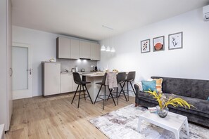 A modern apartment with a kitchen, dining area, and living room. - Nurli Apt Near Glavanovo Beach (Rijeka)