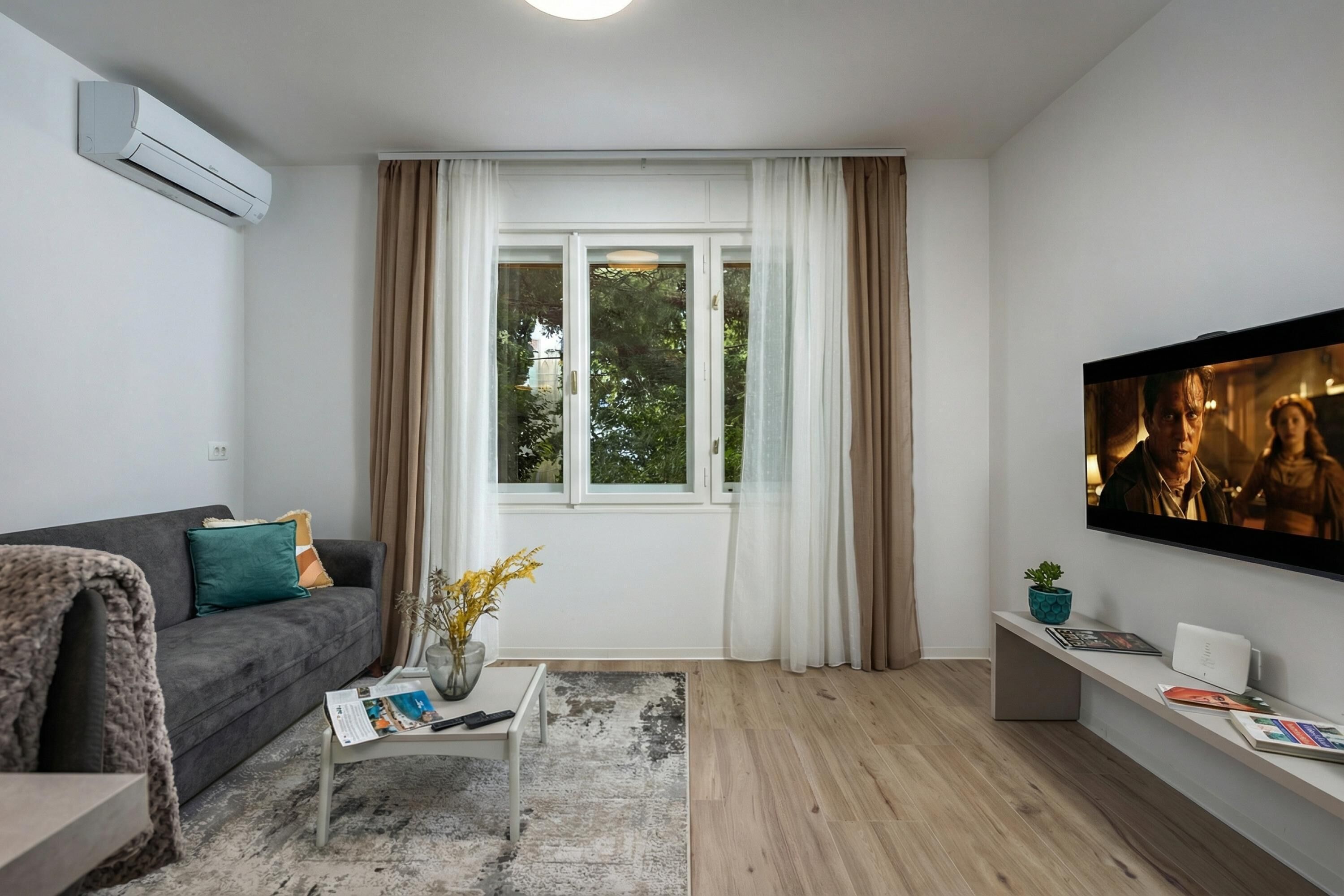 Family Apartment, Multiple Bedrooms (City Apartment Nurli near beach) | Living area | 21-inch Smart TV with cable channels