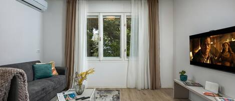Family Apartment, Multiple Bedrooms (City Apartment Nurli near beach) | Living area | 21-inch Smart TV with cable channels