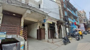 Ένα κτίριο με κλειστά ρολά, μια πινακίδα που γράφει «Shivalik Inn» και μια πινακίδα που απαγορεύει την στάθμευση.