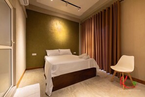 Kahden hengen deluxe-huone, parveke | Työpöytä, kannettavalle tietokoneelle sopiva työtila