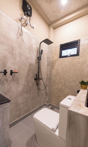 Kolmen hengen perhehuone, parveke, näköala puutarhaan | Kylpyhuone | Suihku, pyyhkeet, saippua, sampoo