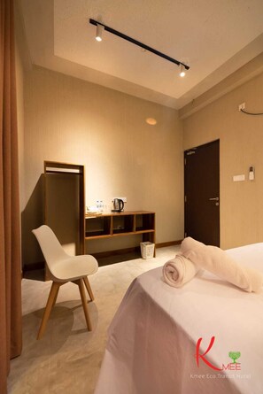 Escritorio y espacio para trabajar con un portátil