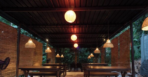 Outdoor dining - Kmee Transit hotel & Restaurant (Katunayake)