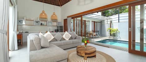 Villa - 4 soveværelser - udsigt til pool | Opholdsområde | 32-tommers smart-tv med kabelkanaler, Netflix, streamingtjenester