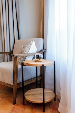 Deluxe Tek Büyük Yataklı Oda, Havuz Manzaralı | Kaliteli yatak takımı, odada kasa, güneşlik/perde, ses yalıtımı 