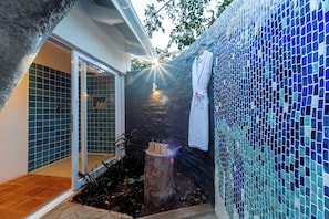 Deluxe Double Room, Pool View | Bathroom | Free toiletries, hair dryer, towels, soap