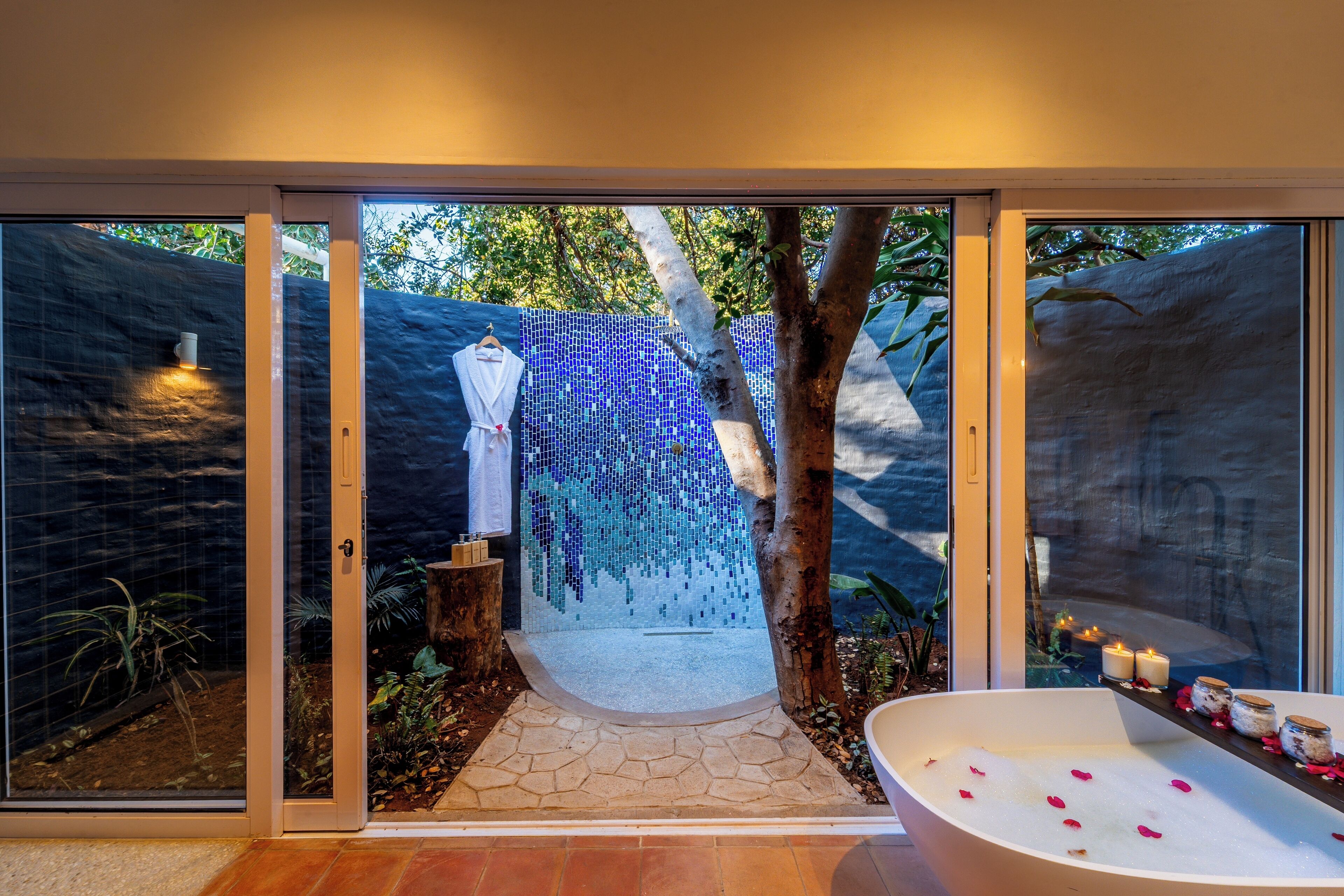 Deluxe Double Room, Pool View | Bathroom | Free toiletries, hair dryer, towels, soap