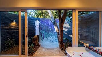 Deluxe dubbelrum - utsikt mot poolen | Badrum | Gratis toalettartiklar, hårtork, handdukar och tvål