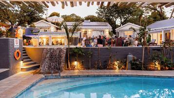 7 outdoor pools, free cabanas, sun loungers