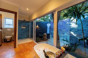 Deluxe-Doppelzimmer, Poolblick | Badezimmer | Kostenlose Toilettenartikel, Haartrockner, Handtücher, Seife