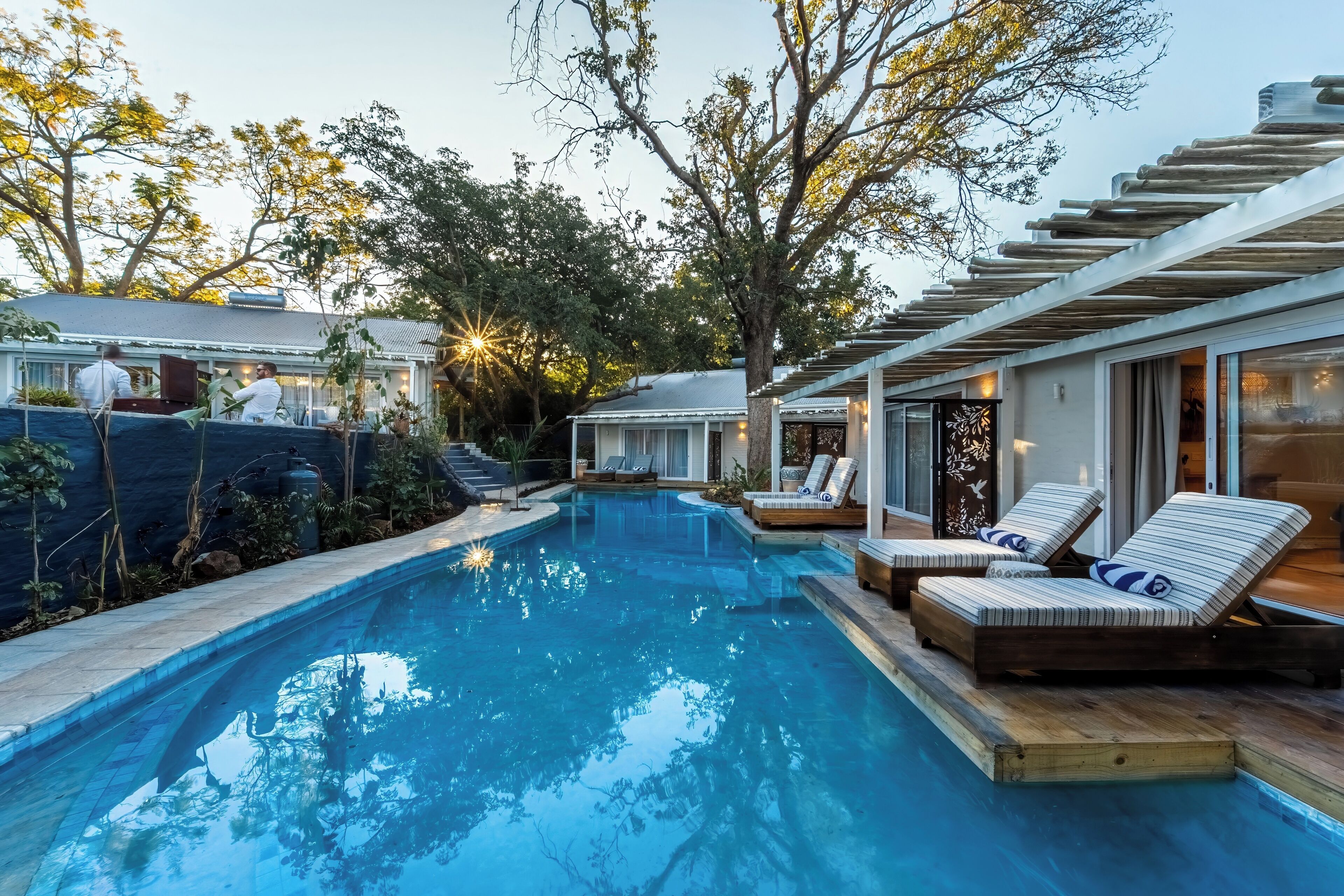 Chambre Deluxe double, vue sur la piscine | Vue de la chambre