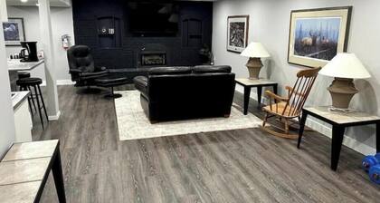 Cozy ski retreat on Copper Mountain w/artist studio. Pet-Friendly!