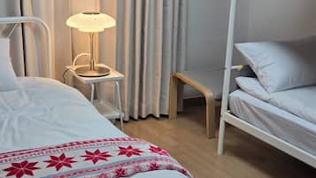 5 bedrooms, iron/ironing board, WiFi, bed sheets