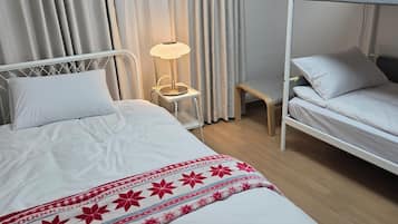 5 bedrooms, iron/ironing board, WiFi, bed sheets