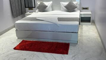 Escritorio y espacio para trabajar con laptop