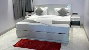 Deluxe Double Room | Desk, laptop workspace, soundproofing, iron/ironing board