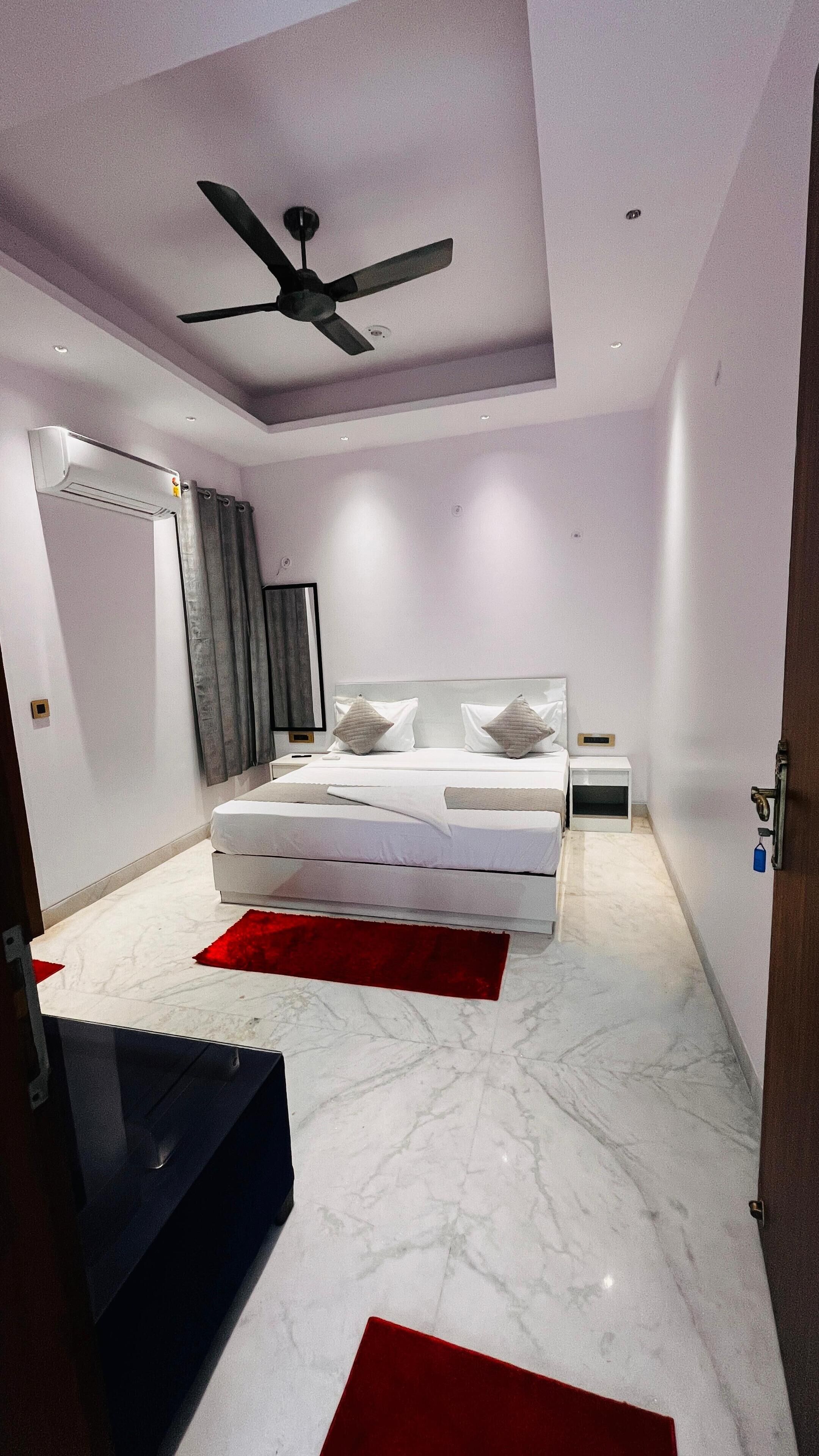 Escritorio y espacio para trabajar con laptop 