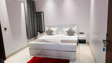 Escritorio y espacio para trabajar con laptop