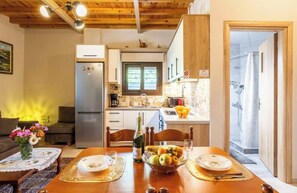Fridge, microwave, oven, coffee/tea maker - Grande Luxury Villa Kalamata - 2 (Kalamata)