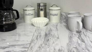 Dusche, HandtĂŒcher, Seife, Toilettenpapier