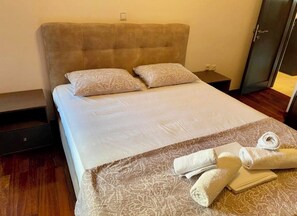 2 Schlafzimmer, Schreibtisch, schallisolierte Zimmer