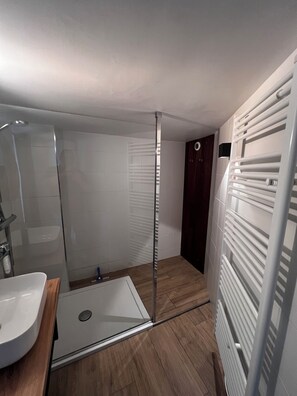 Hair dryer, towels, soap, shampoo - House with sea view, fifty metres from the GR34 coastal path (Unknown)