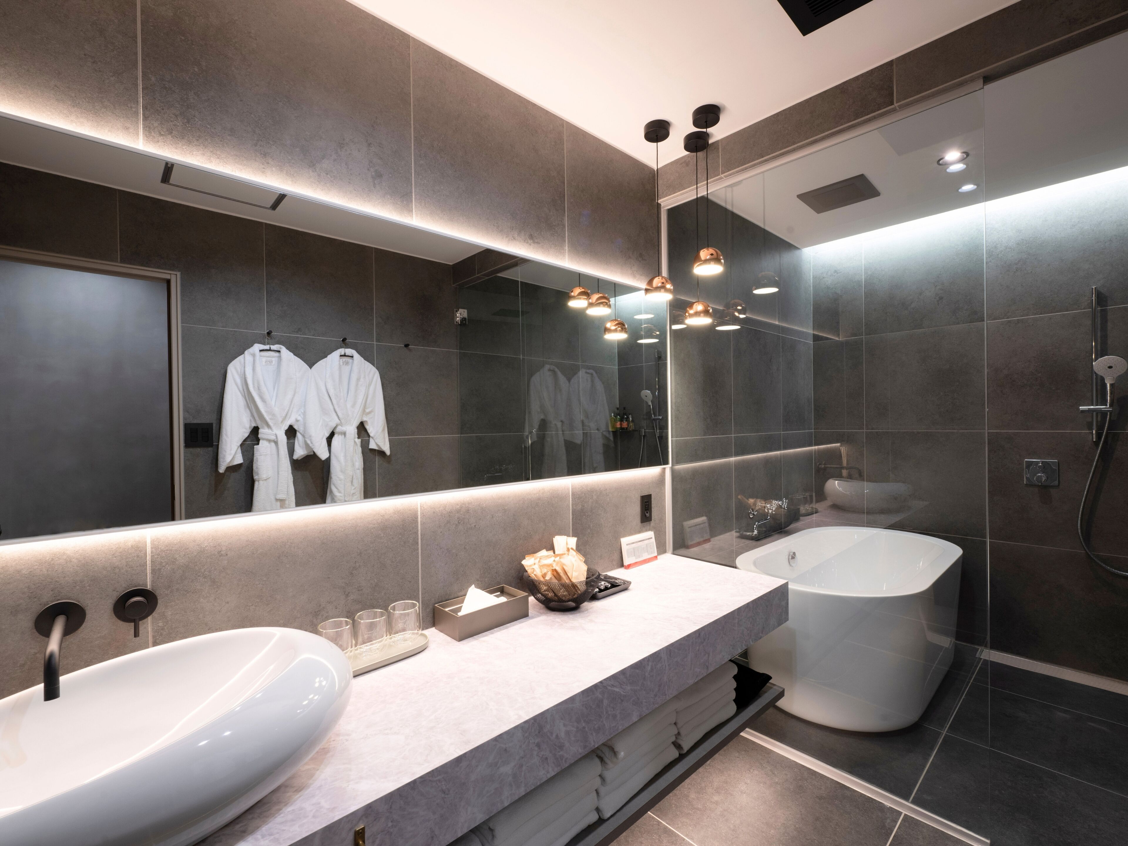Een bad/douchecombinatie, gratis toiletartikelen, een haardroger