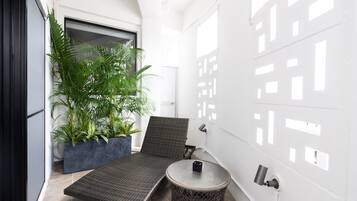 Free minibar, desk, laptop workspace, free WiFi