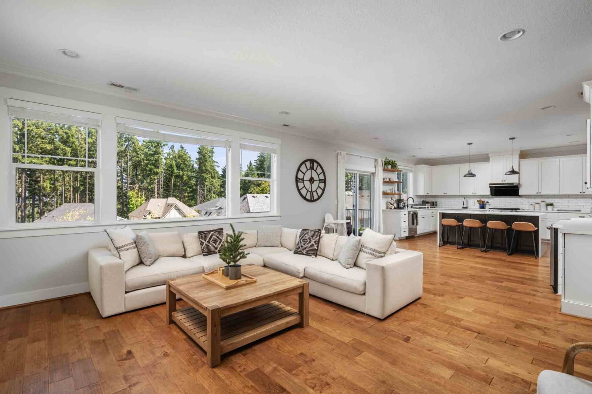 Televisión, chimenea, futbolito y libros 